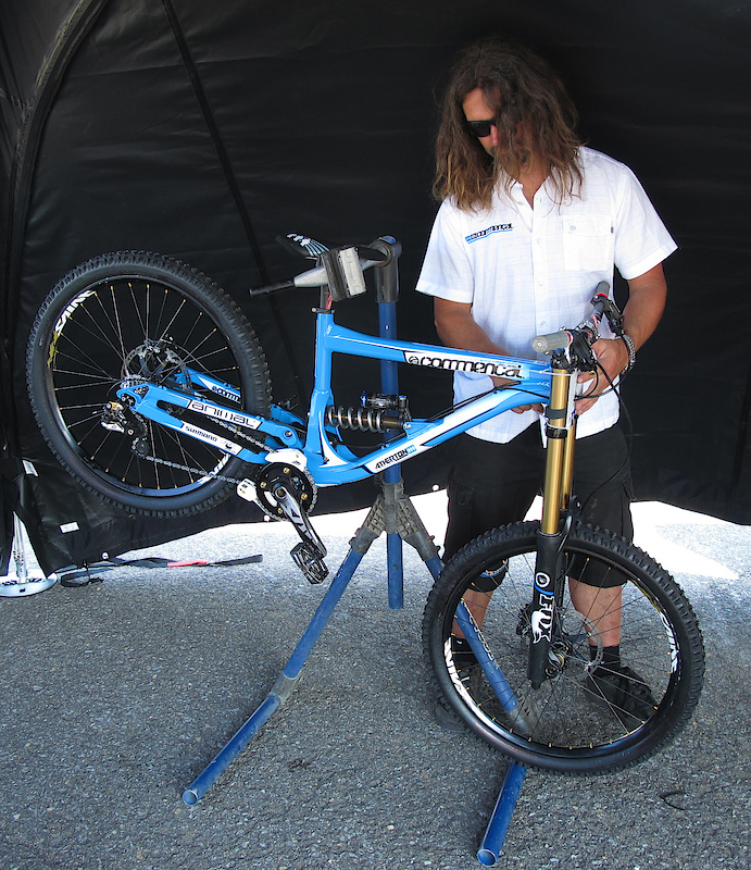 Irishman Stevie Bell tinkering with Gee Atherton&#39;s ride. Stay tuned for the brand new 2011 Commencal DH bike which We&#39;ll have for you from Eurobike in the next few days